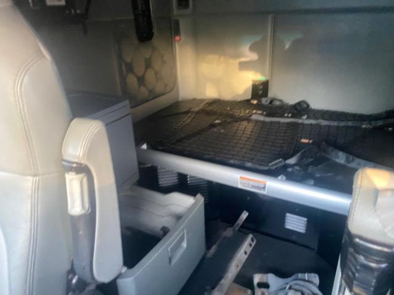 Kenworth T680 76” High-Roof Sleeper Truck, 2017 – PACCAR MX-13, Automated Transmission, Tandem Axle