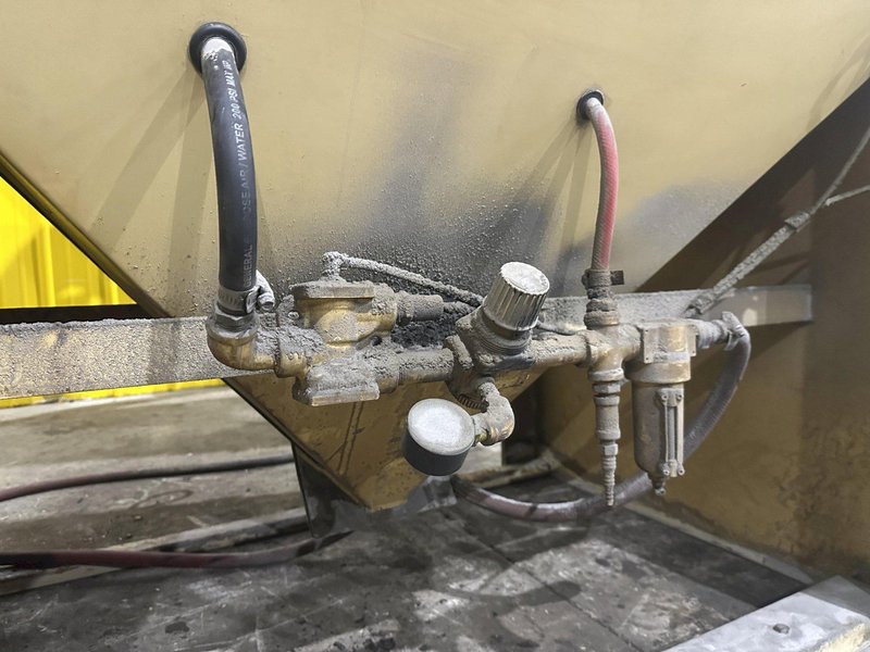 36" x 48" EMPIRE SHOT BLAST CABINET WITH DUST COLLECTOR: YOBRO #24542