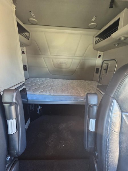 PETERBILT 567 - Trucks