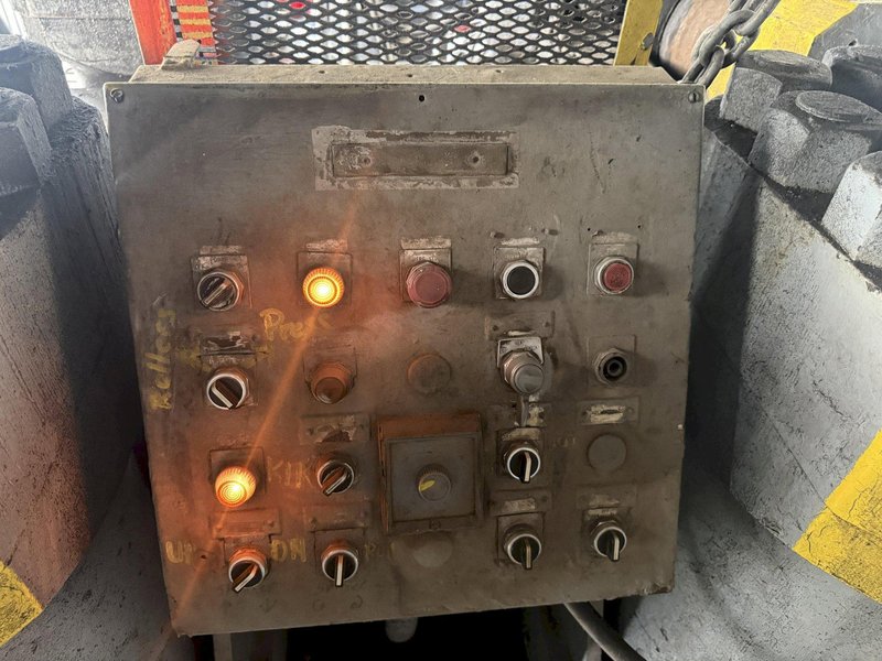 2000 TON HEAVY DUTY 4-POST HYDRAULIC PRESS, USED FOR STRAIGHTENING PIPE &amp; BAR: YOBRO #25137