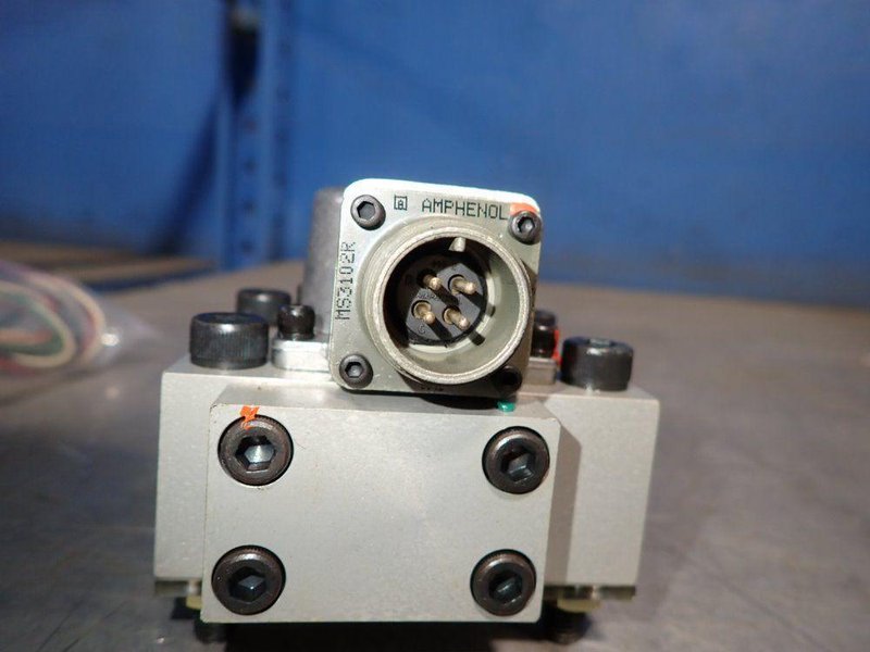 MOOG SERVO VALVE  -  J076-150