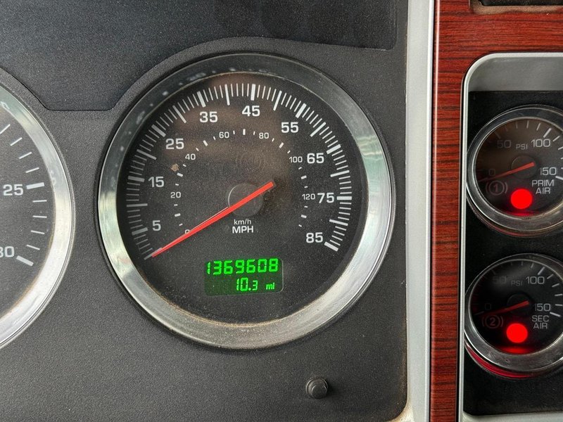 Kenworth T800 Dump Truck, 2007 – CAT C15, 8LL Manual, Tri-Axle, 16′ Steel Bed, Pre-Emission