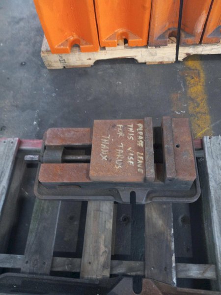 10" KURT HEAVY DUTY MACHINE VISE. STOCK # 0996324