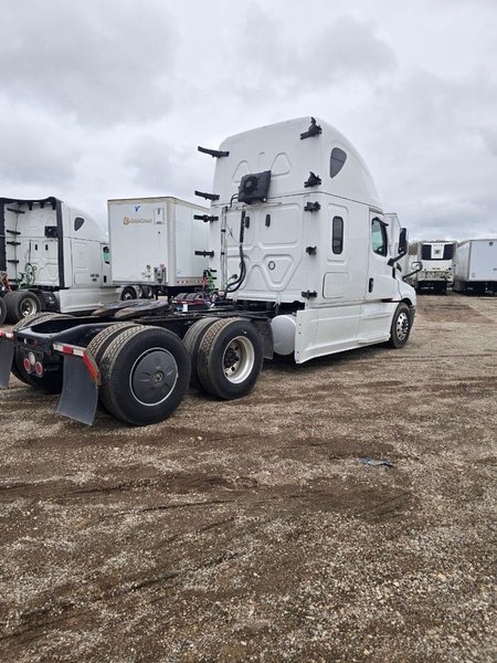 Freightliner Cascadia 126 Sleeper Truck, 2023 – Detroit DD15 / DT12 Automatic, Tandem Axle Class 8 Semi Tractor