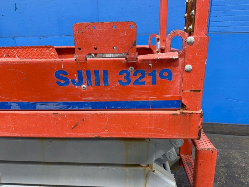 SKYJACK 550 LBS SCISSOR LIFT  -  SJ III-3219