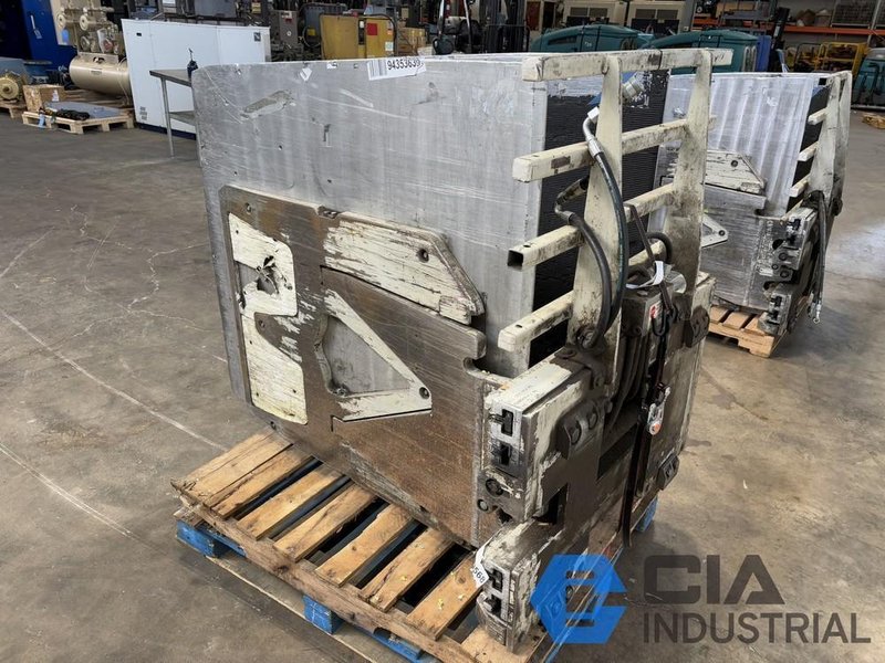 2,500 LB. CASCADE MODEL 25D-CCS-35AR1 HYDRAULIC CARTON CLAMP ATTACHMENT