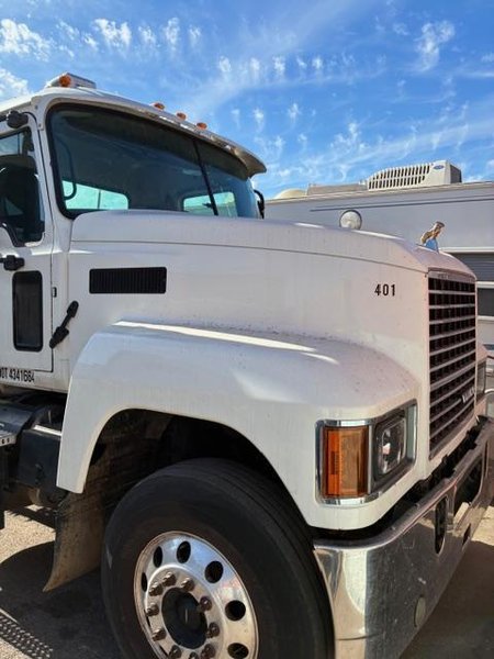 Mack Pinnacle 64T Day Cab Semi Truck, 2019 – Mack MP8, mDRIVE Automatic, Air Ride, Tandem Axle Heavy-Duty Tractor