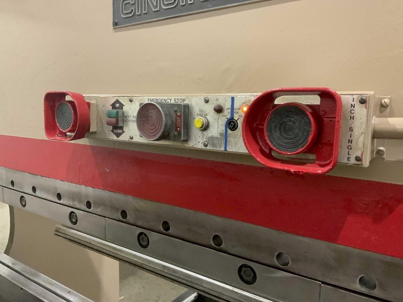 135-TON X 10' CINCINNATI HYDRAULIC PRESS BRAKE STROKE: STOCK #80580