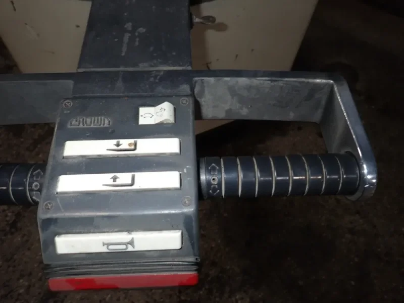 CROWN 3000 LBS ELECTRIC STRADDLE LIFT  -  30WTT-S