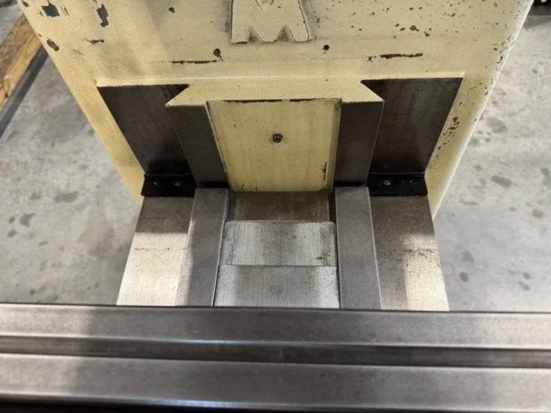 CHEVALIER KM-3VS Vertical Milling Machine 3 H.P. #7402