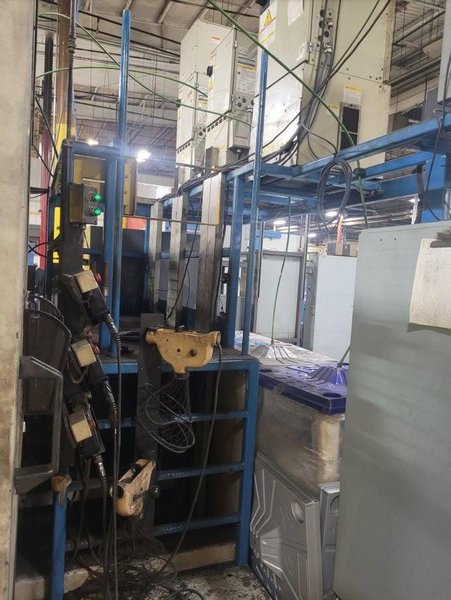 Miller Performarc Robotic 3-Arm Weld Cell, 2014 – Panasonic TA1600 Robots