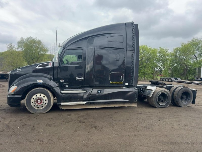 2020 Kenworth T680 76″ Sleeper – PACCAR MX-13 455HP – Eaton 12-Speed Auto – Double Bunk