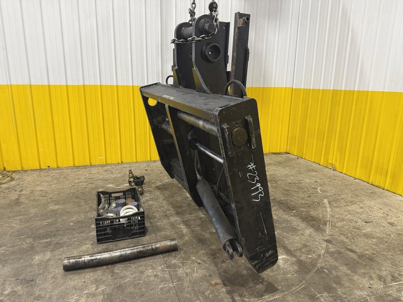 30,000 LBS SUPERIOR FAB MODEL #98-105-617 FORKLIFT MAST: YOBRO #23993