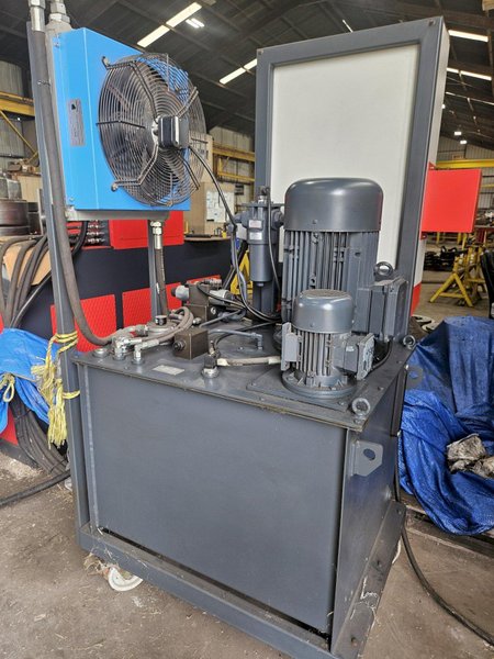 5/8" x 6" x 6" Akyapak Angle Bending Roll Model APK180