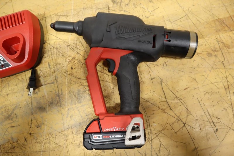 Milwaukee M18 FUEL 1/4" Blind Rivet Tool Kit w/ ONE-KEY &amp; M12 Charger- Auction Item