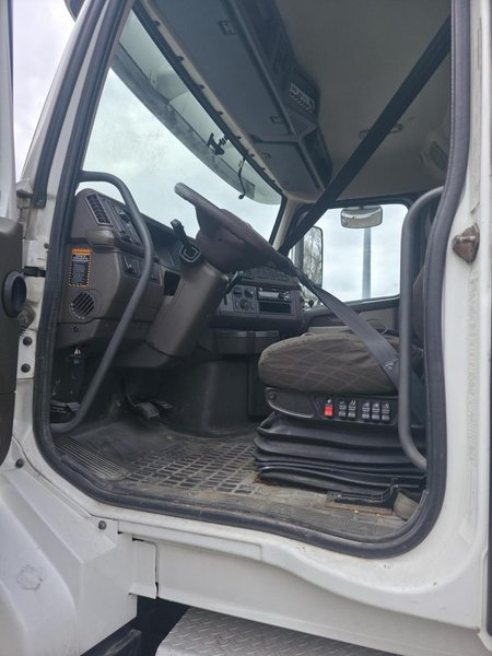Volvo VNL Day Cab Semi Truck, 2015 – Volvo D13, I-Shift, Air Ride