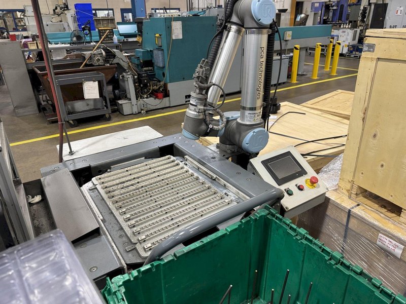 2018 UNIVERSAL ROBOTS UR10 Cobot - Dual Chuck Grippers, Flexible Loading System