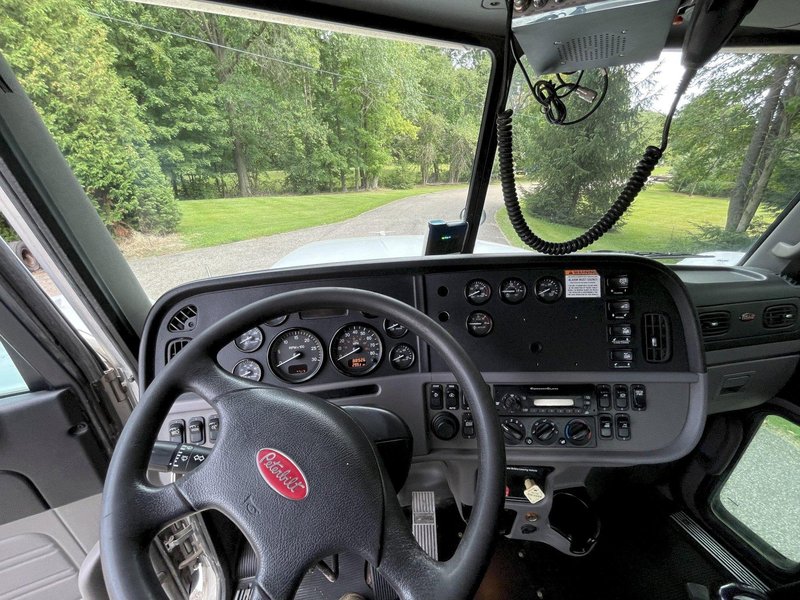 2010 Peterbilt 367 Flat Top w/36” Sleeper