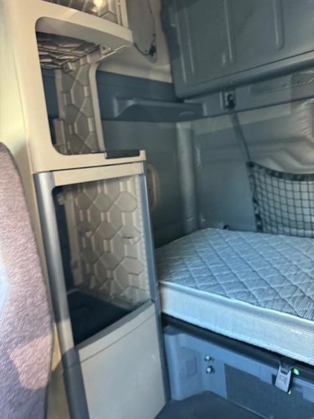 Freightliner Cascadia 125 Sleeper Truck – 2015