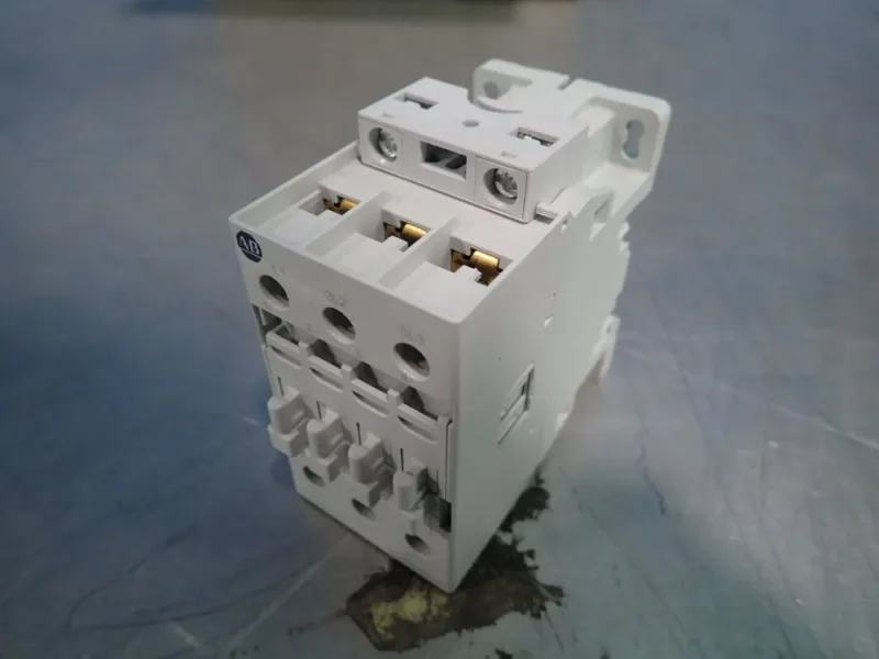 ALLEN-BRADLEY CONTACTOR  -  100-E26KD00