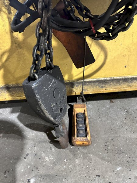 2 TON X 12' GORBEL WALL MOUNTED JIB CRANE W/ 2 TON YALE POWERED HOIST: STOCK #19135