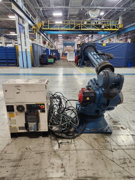 FANUC 2000IC 210F A05B-1333-B205 W/ R-30IB PLUS CONTROLS A05B-2635-B028 USED