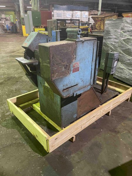 Fox model 320-63 20" double end grinder s/n 6956056, note: only using one side as a belt grinder