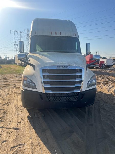 2020 Freightliner CA126SLP - Cascadia  3AKJHHDR2LSLR4945