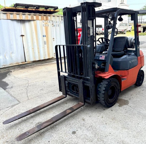 3750 Lb. Toyota Lift Truck, Pneumatic Tire, Triple Stage Mast, LP Gas, Side Shift