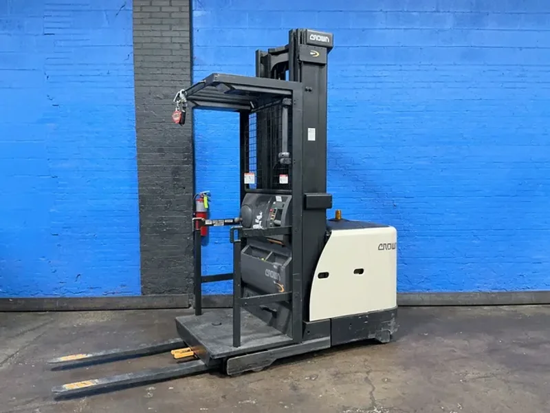 Crown 3000 Lbs Electric Order Picker - Sp3520-30