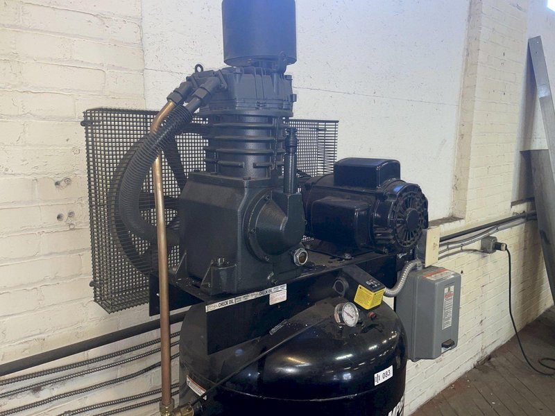 5 HP CAMPBELL HAUSFELD VERTICAL AIR COMPRESSOR: YOBRO #24395