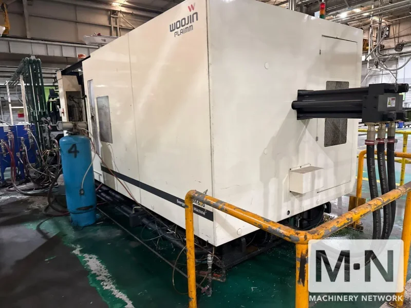 680 TON 101 OZ WOOJIN MODEL SM680 INJECTION MOLDING MACHINE MFG 2014