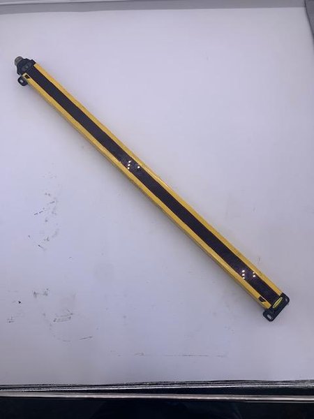 28&quot; BANNER MSE2424Y MINI-SCREEN LIGHT CURTAIN EMITTER: STOCK #15229