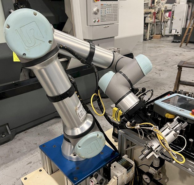 Universal Robots UR5e Cobot With Parts loading base/station. New-2021