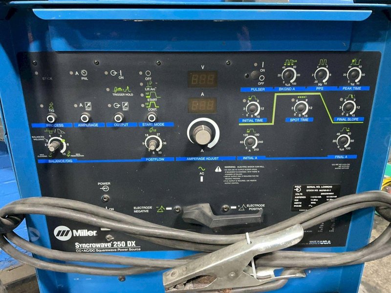 MILLER 250 A WELDER  -  SYNCROWAVE 250 DX