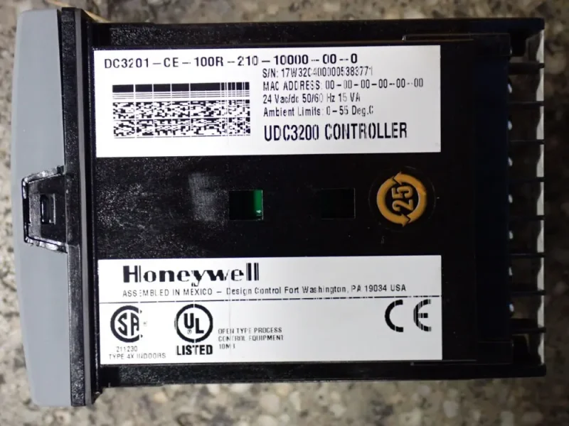 HONEYWELL DIGITAL CONTROLLER  -  UDC3200 / DC3201-CE-100R-210-10000-00-0