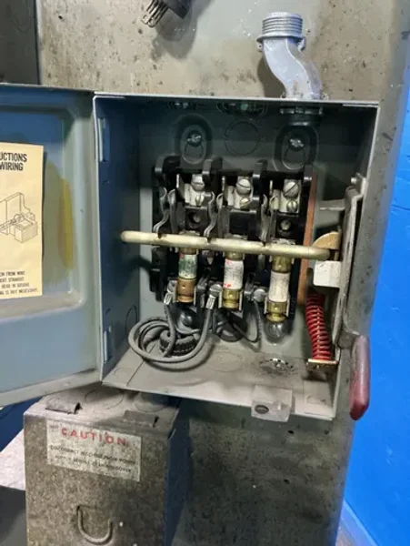 GROB INC 24” X 24” VERTICAL BAND SAW   -  NS18