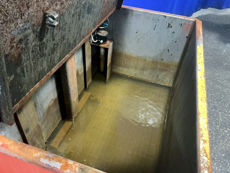 SAFETY-KLEEN 44" X 20" X 30" PARTS WASHER  -  81