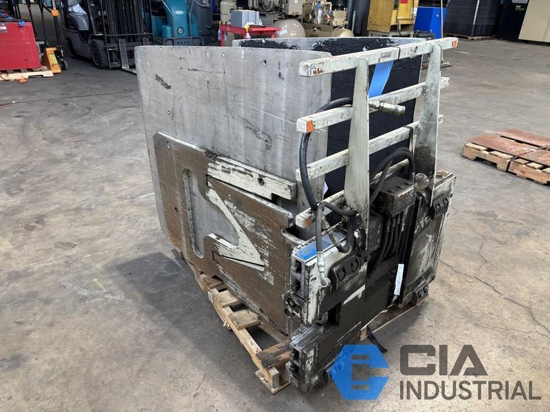 2,500 LB. CASCADE MODEL 25D-CCS-35Q HYDRAULIC CARTON CLAMP ATTACHMENT