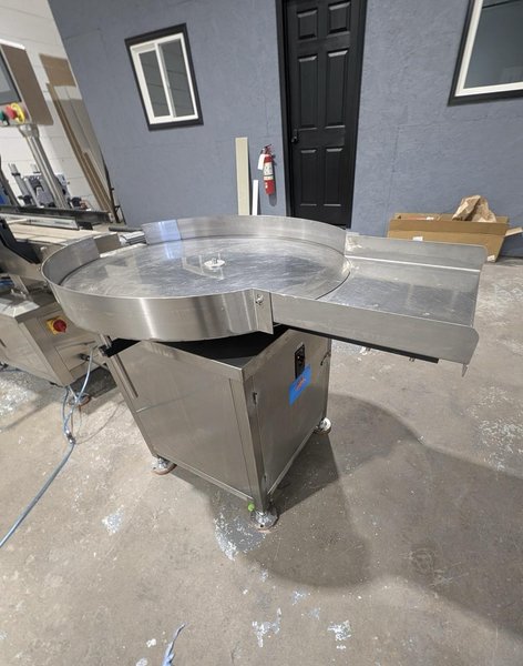 Liquid Filling Line with Automatic 4 Nozzle Servo Gear Pump Filler, Lid Presser, Labeler, Turntables, and Conveyors, 2024