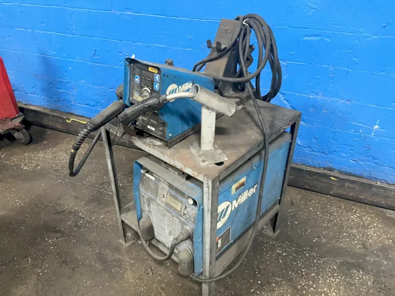 MILLER 450 A WELDER   -  INVISION 456MP