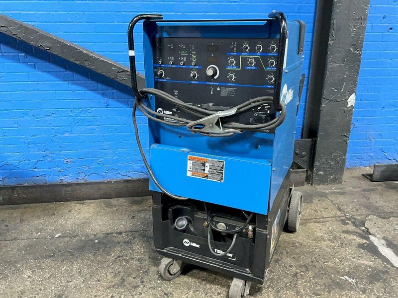 MILLER 250 A WELDER  -  SYNCROWAVE 250 DX