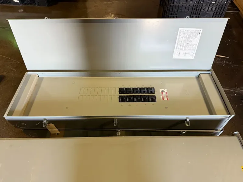 EATON PUB52881 400 AMP Main Breaker Load Center USED