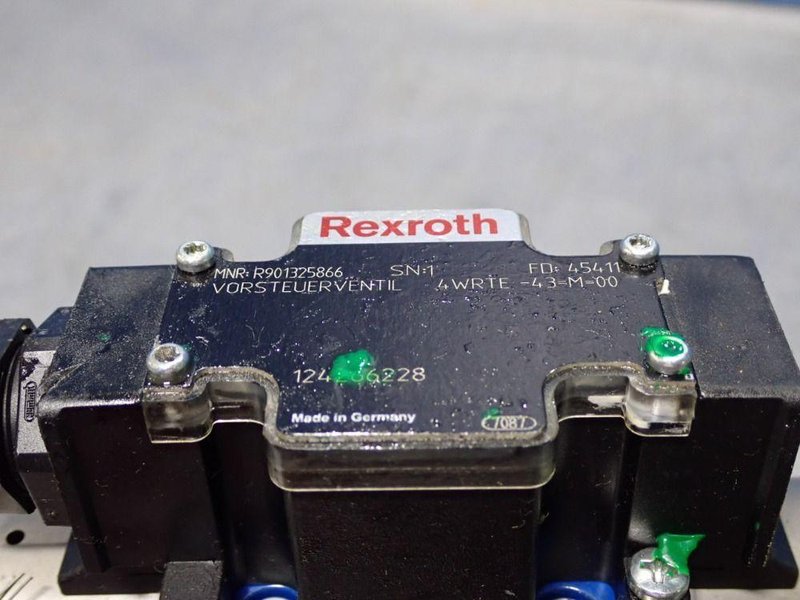 REXROTH DIRECTIONAL HYDRAULIC VALVE   -  R900757494