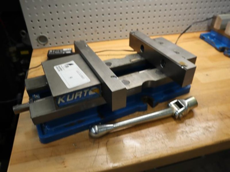 Kurt DX6 6&quot; Machine Vise, Steel Jaws, Handle- Auction Item