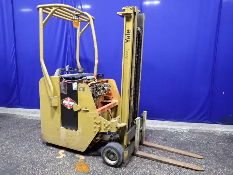 YALE 3000 LBS STAND-UP FORKLIFT  -  ESC-030G4S071