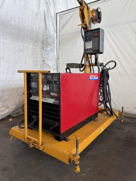 LINCOLN IDEALARC PULSE POWER 500 WELDER W/ BOOM AND LINCOLN LN-9F WIRE FEEDER. STOCK #0627922.