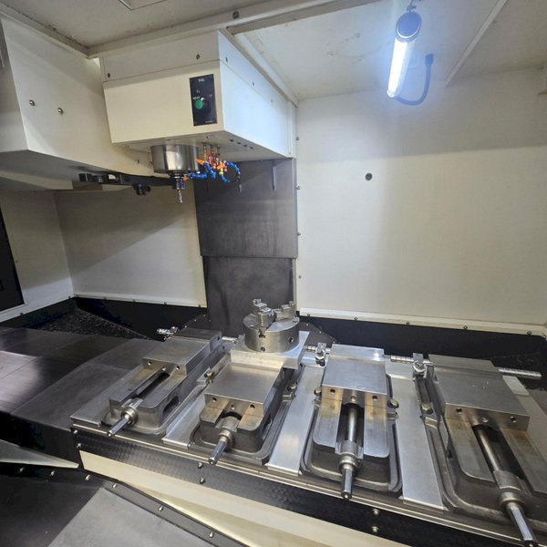 Hyundai Wia F500VM VMC, 2013 – Probing, Chip Conveyor