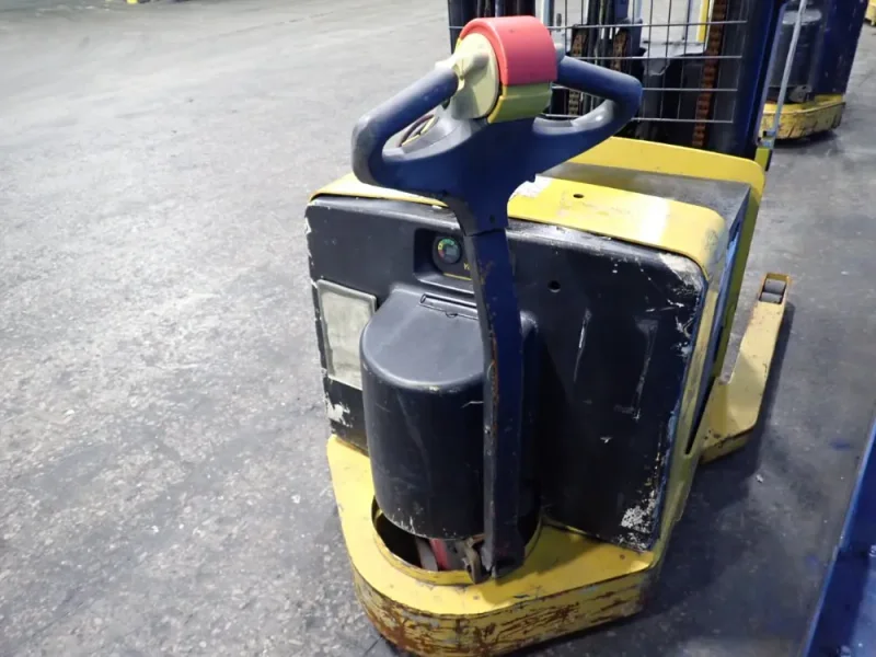 YALE 2800 LBS ELECTRIC STRADDLE LIFT  -  MRW030LEN24TE078