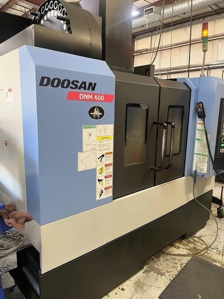 Doosan DNM 400 VMC, 2013 – Probing, Through Spindle Coolant, Conveyor